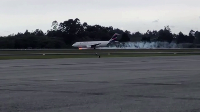 Un Airbus A-320 realiza un aterrizaje de emergencia en Colombia por un fallo en el tren delantero