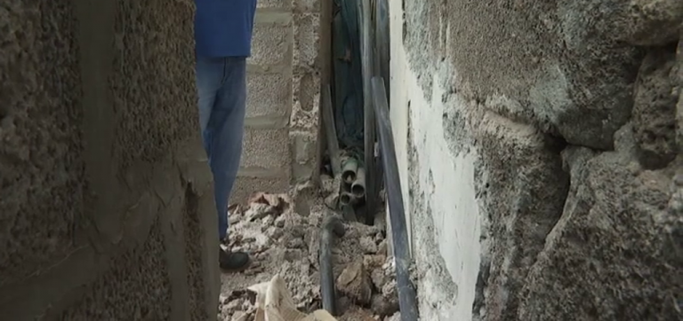 Un hombre sobrevive a una caída en una oquedad de 40 centímetros