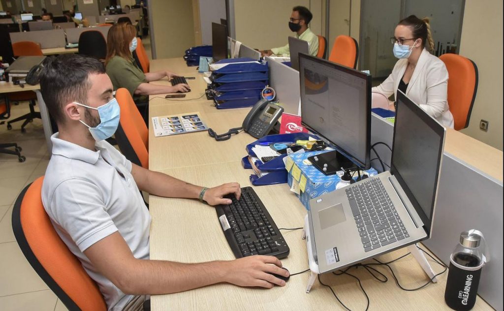 La obligatoriedad de la mascarilla seguirá en todos los transportes y farmacias