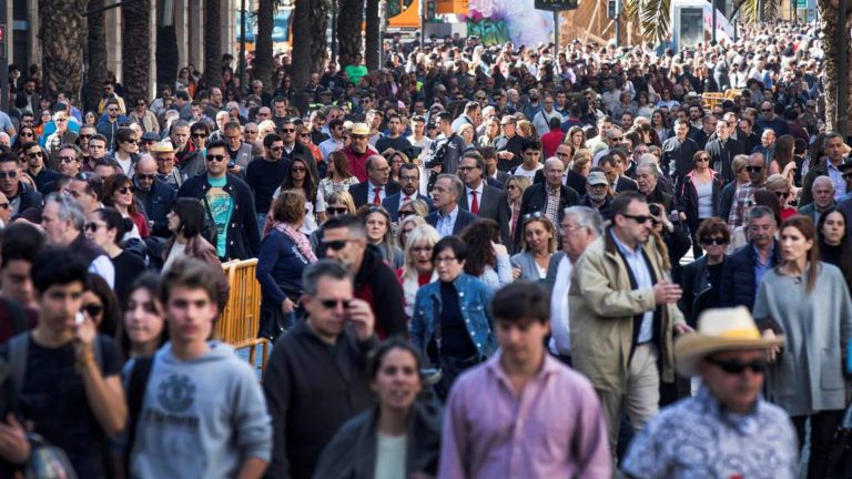 Los extranjeros evitan otra caída de la población en España en 2021