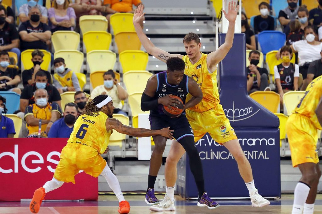 Victoria de oro para el CB Gran Canaria en un duelo de infarto