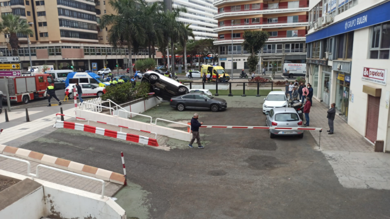 Aparatoso accidente en la capital grancanaria tras perder el control de su vehículo