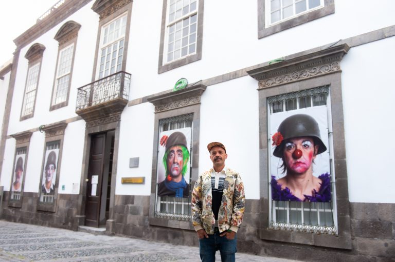 Fotos de Alexis W en la fachada del CAAM en rechazo a la invasión de Ucrania