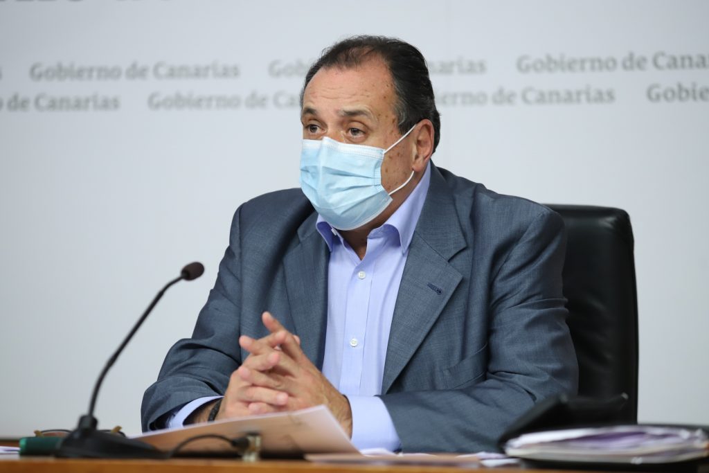 Trujillo admite que aún queda "subir el Himalaya" para bajar las listas de espera