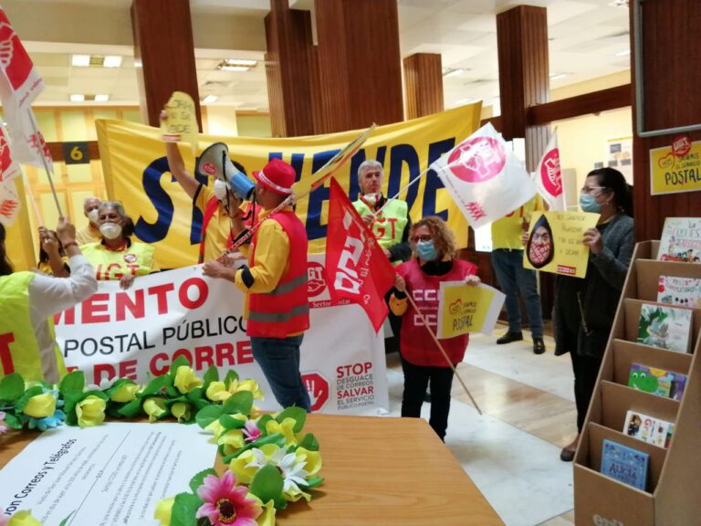 Representantes de CCOO y UGT se encierran en la sede de Correos de Tenerife