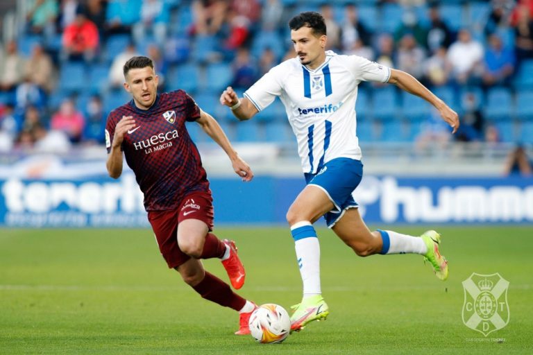 CD Tenerife y Huesca firman un empate sin goles en el Heliodoro