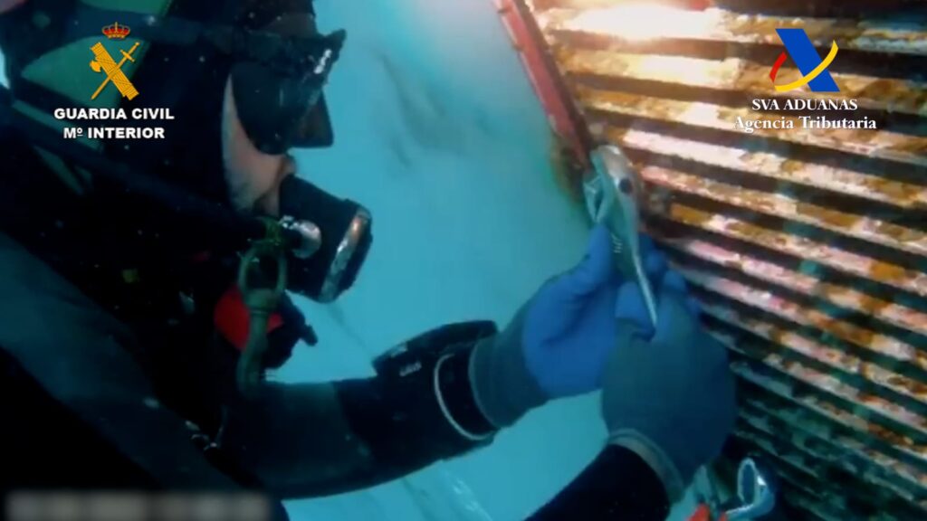 Descubren 80 kilos de cocaína oculta en la parte sumergida de un barco en el Puerto de la Luz