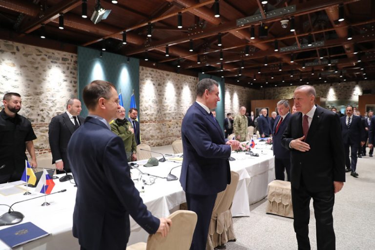 Lavrov ve «avances» en las conversaciones con Kiev y confirma que Moscú ultima su respuesta