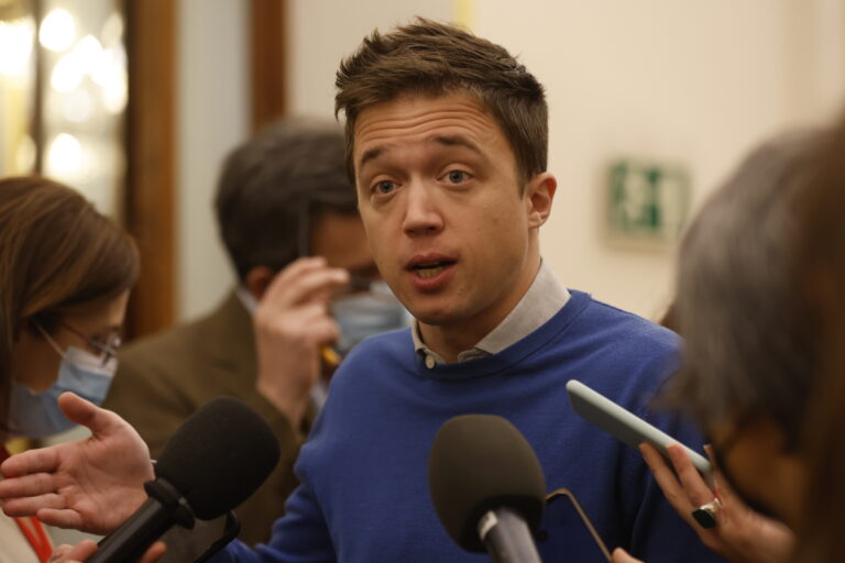 Errejón se sienta en el banquillo acusado de pegar una patada a un ciudadano