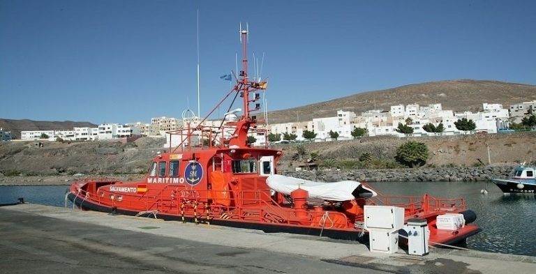 Salvamento Marítimo rescata 46 personas cerca de Fuerteventura de una neumática pinchada