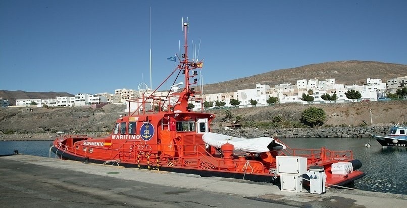 Salvamento Marítimo rescata 46 personas cerca de Fuerteventura de una neumática pinchada
