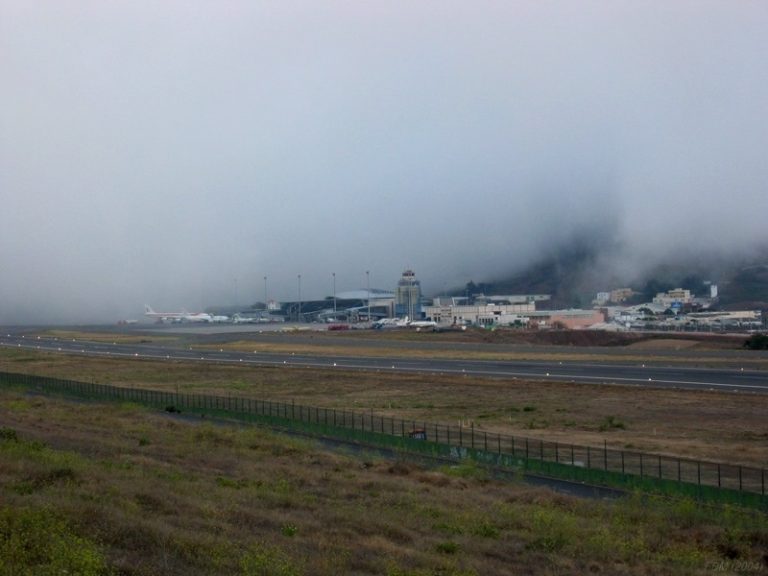 Cancelaciones y desvíos en aeropuertos canarios por el mal tiempo