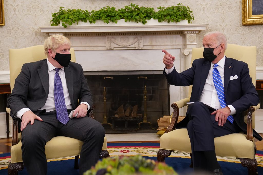 Johnson pone al día a Biden sobre su visita a Kiev y ambos acuerdan continuar con las sanciones a Rusia
