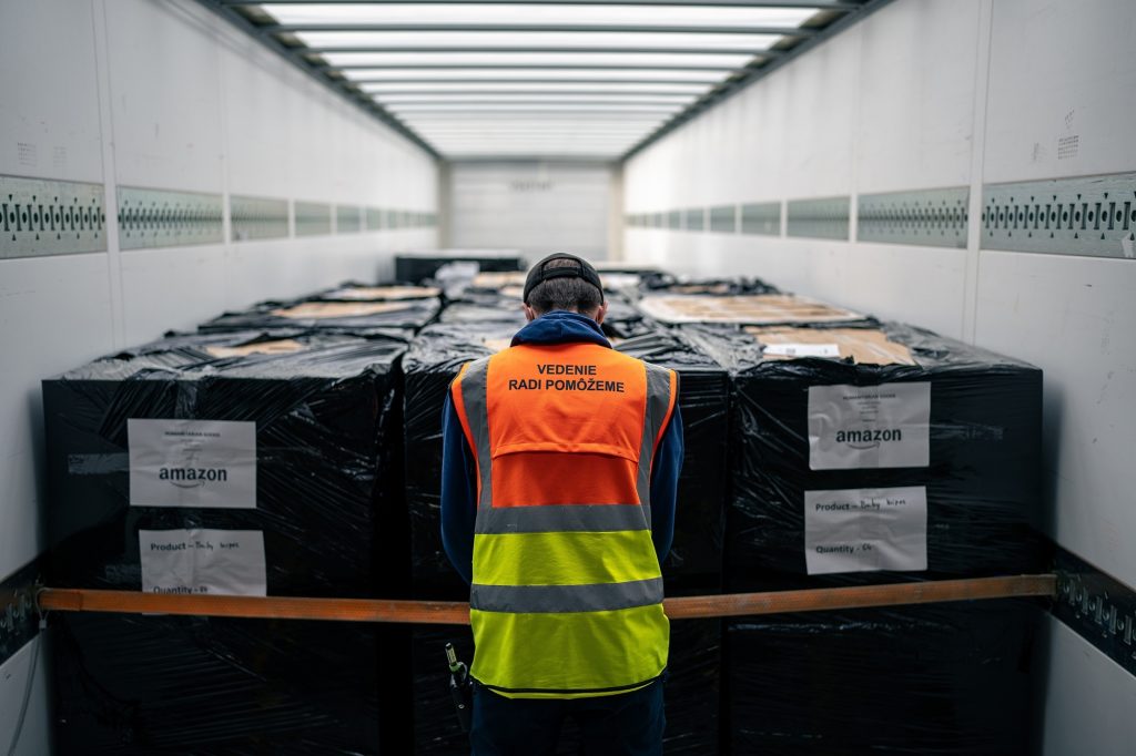 Amazon ha habilitado en Polonia un centro de ayuda humanitaria que cuenta con 4.500 metros cuadrados de espacio de almacenamiento, para cubrir las necesidades de los refugiados ucranianos que huyen de la guerra.  Más de 4 millones de ucranianos se han visto obligados a abandonar su país tras la invasión rusa de Ucrania, y la necesidad de ayudarles aumenta cada día, tal y como señala la compañía de comercio electrónico.  Por ello, una semana después de haber habilitado el primer centro de ayuda humanitaria de Amazon en Eslovaquia, habilitan un segundo centro en Polonia cerca de Sosnowiec, una ciudad al sur de Polonia, con el que ha duplicado el espacio destinado a proveer de suministros críticos a los afectados.