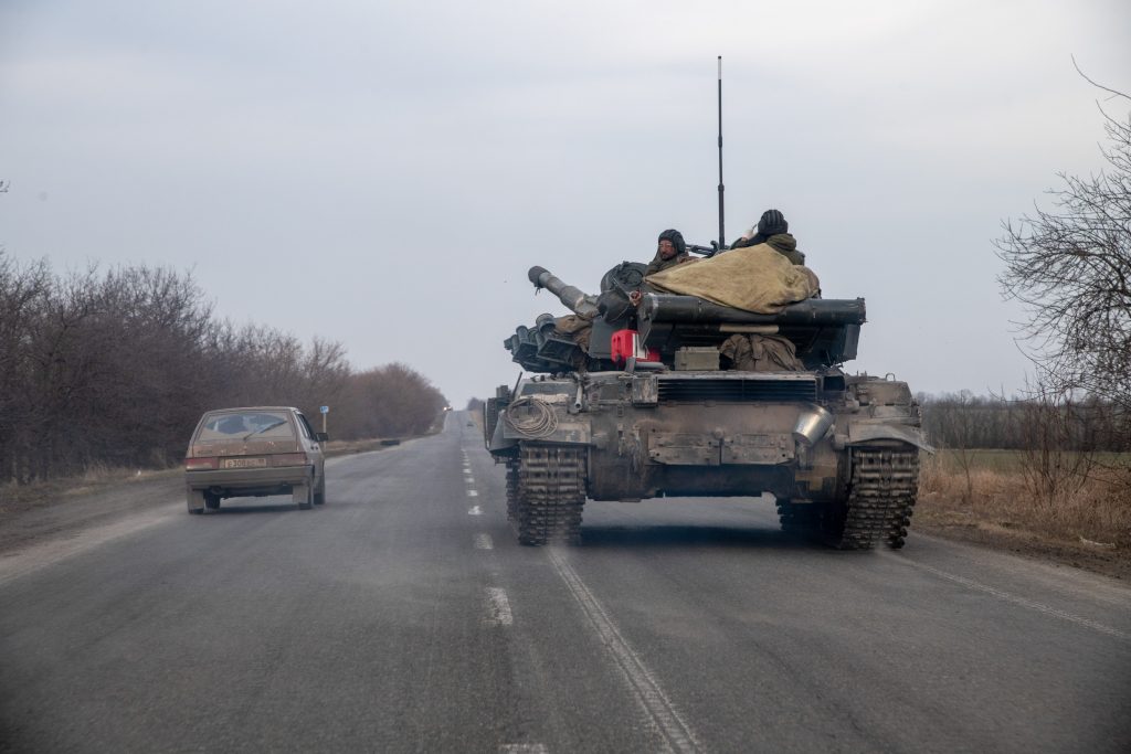 Las autoridades de Rusia han informado este jueves de que han destruido 1.001 objetivos militares de las Fuerzas Armadas ucranianas en una serie de ataques llevados a cabo en el último día.  El portavoz del Ministerio de Defensa, Igor Konashenkov, ha indicado que entre los objetivos golpeados se encuentran 58 puestos de mando, según recoge un comunicado. Además, las fuerzas rusas han hecho retroceder al Ejército ucraniano en decenas de localidades, según Moscú.