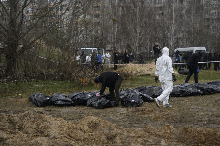 Rusia denuncia ante la ONU que Ucrania prepara un «montaje» de fosas comunes