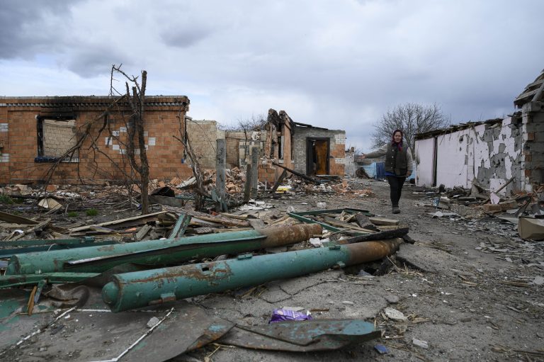 Ucrania cifra en casi 900 los civiles muertos por ataques rusos en la región de Kiev