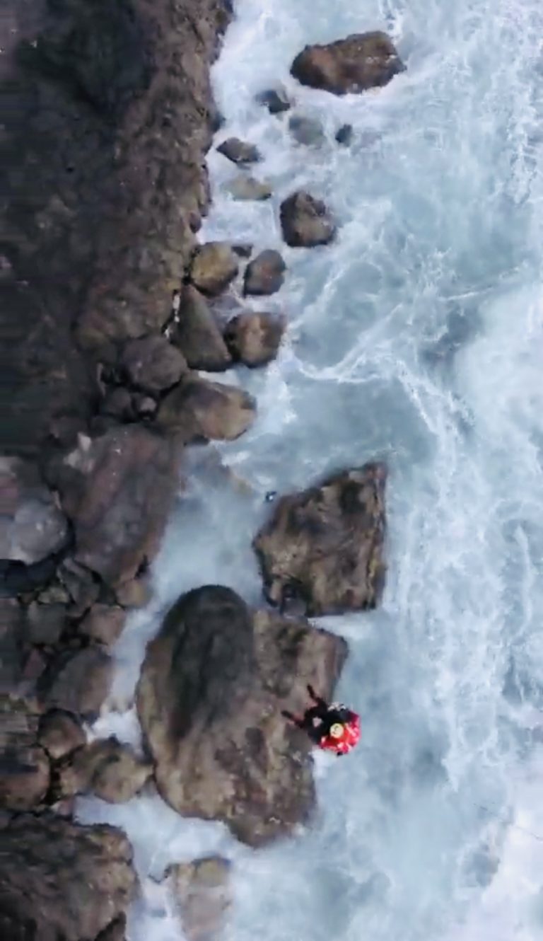 Rescatan a dos hombres en una zona de difícil acceso en la costa de La Aldea, Gran Canaria