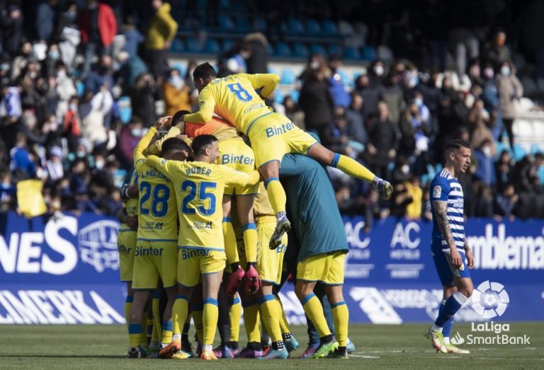 La UD Las Palmas remonta en el último suspiro y se sube a la lucha por el ascenso (1-2)
