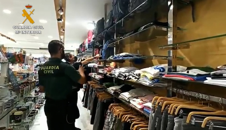 Interceptan más de 1.100 productos falsificados e investigan a tres personas