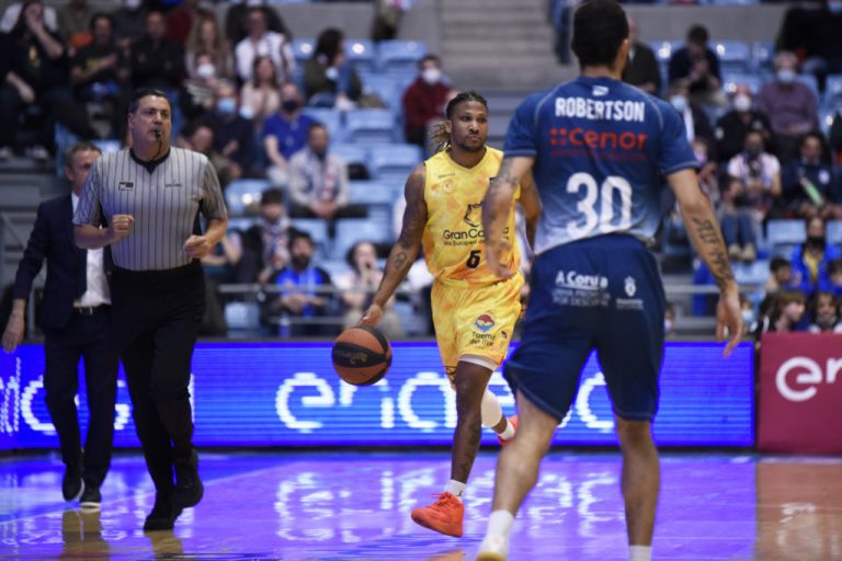 El Gran Canaria lucha por remontar, pero cae en la pista del Obradoiro