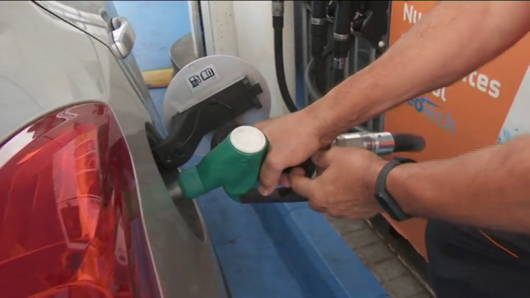 Colas en las gasolineras que ya aplican el descuento de 20 céntimos por litro