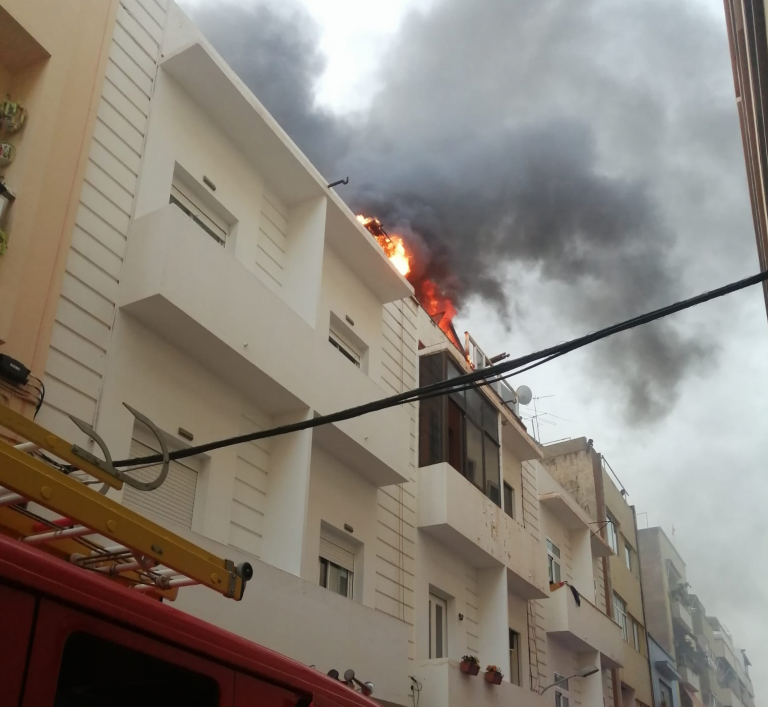 Dos incendios obligan a evacuar un edificio en Santa Cruz y otro en la capital grancanaria