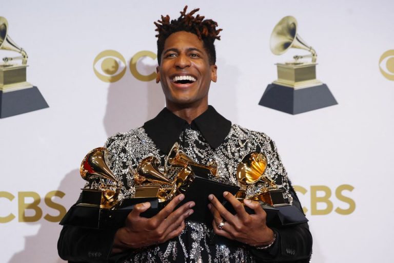Jon Batiste y Silk Sonic triunfan en unos Grammy en los que hubo mensaje de Zelensky