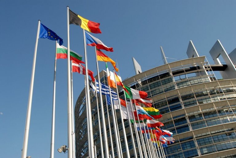 La Eurocámara pide un embargo «total» al petróleo, carbón, combustible nuclear y gas de Rusia