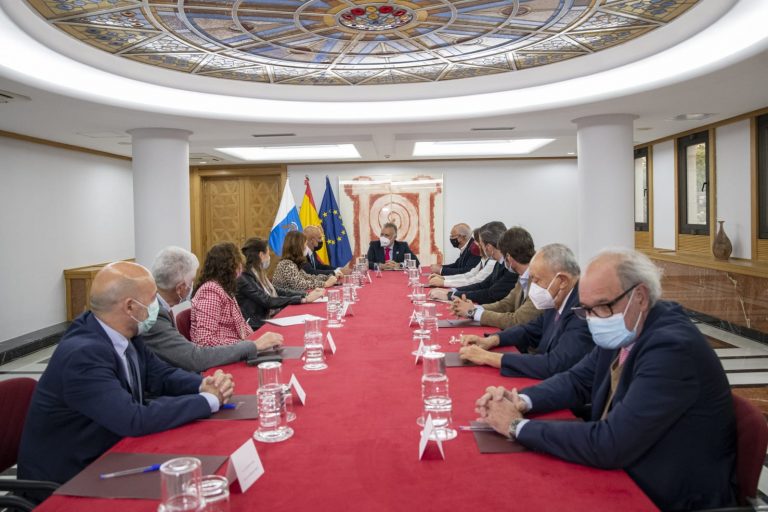 Torres resalta la importancia de la industria tabacalera que genera unos 5.000 empleos