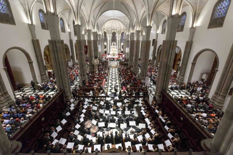 La Sinfónica de Tenerife interpreta un programa de música sacra previo a la Semana Santa