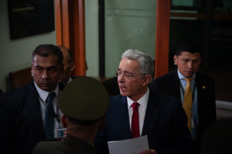 Álvaro Uribe irá a juicio por un supuesto soborno en plena campaña presidencial