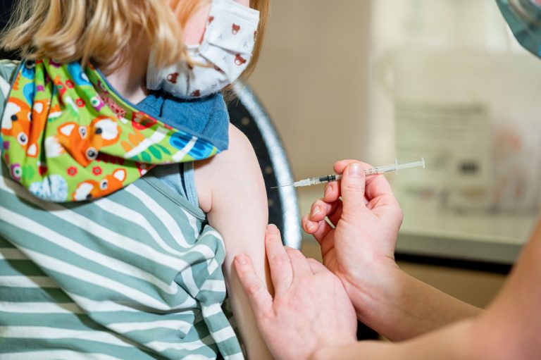 Sanidad insiste en vacunarse contra el sarampión tras un brote con 4 afectados