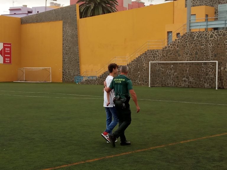 Un guardia civil fuera de servicio salva la vida a un jugador de fútbol en pleno partido
