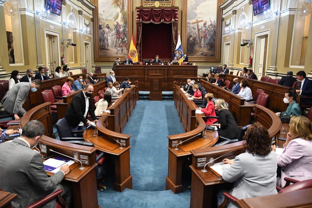Torres afirma que la economía canaria "resiste" pero el PP dice que se "autoengaña"