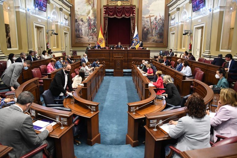 El pleno del Parlamento aprueba por unanimidad la nueva ley electoral canaria