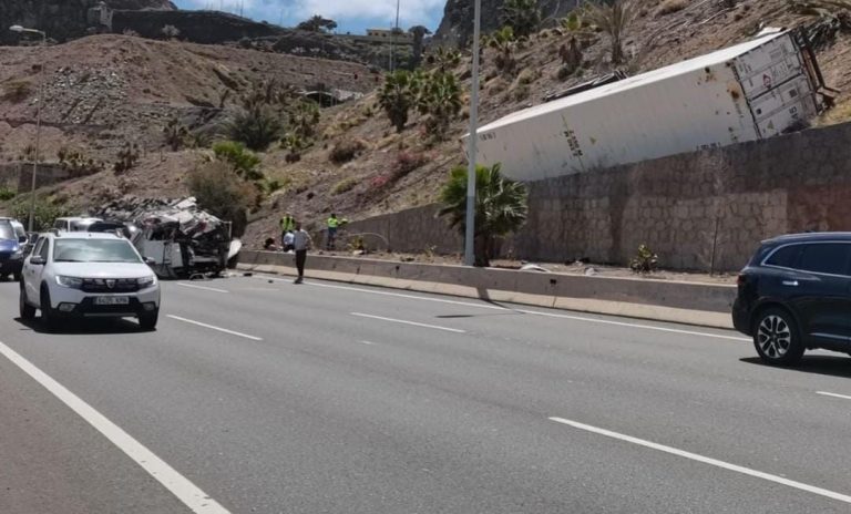 Fallece el conductor de un camión tras volcar a pocos metros del túnel de La Laja