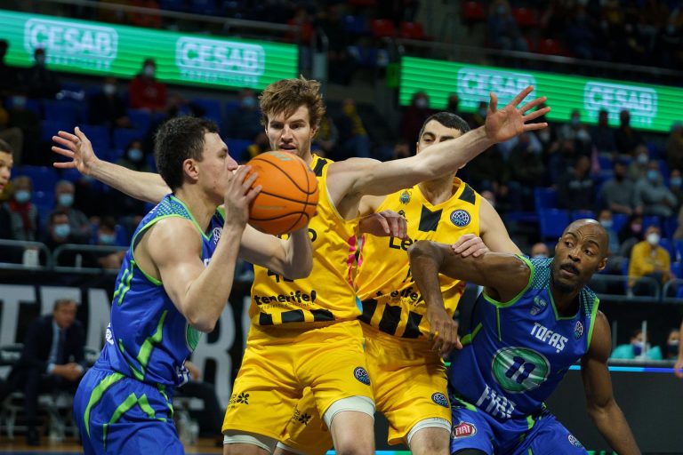 Un tiro libre de Marcelinho Huertas deja la victoria en casa (78-77)