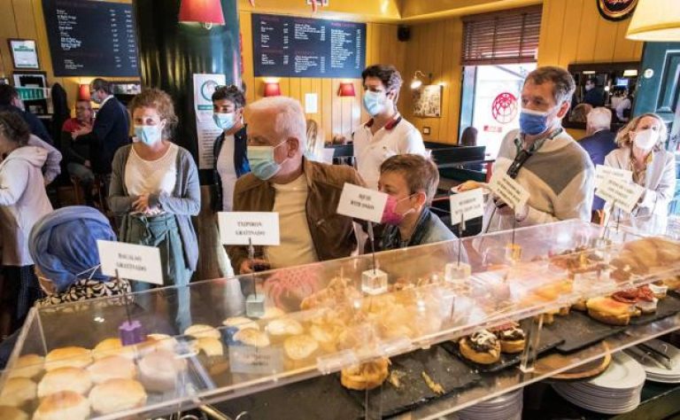 El Gobierno elimina la mascarilla obligatoria en casi todos los espacios interiores