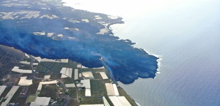 Vecinos de Tazacorte recogen firmas contra las expropiaciones de la carretera de la costa