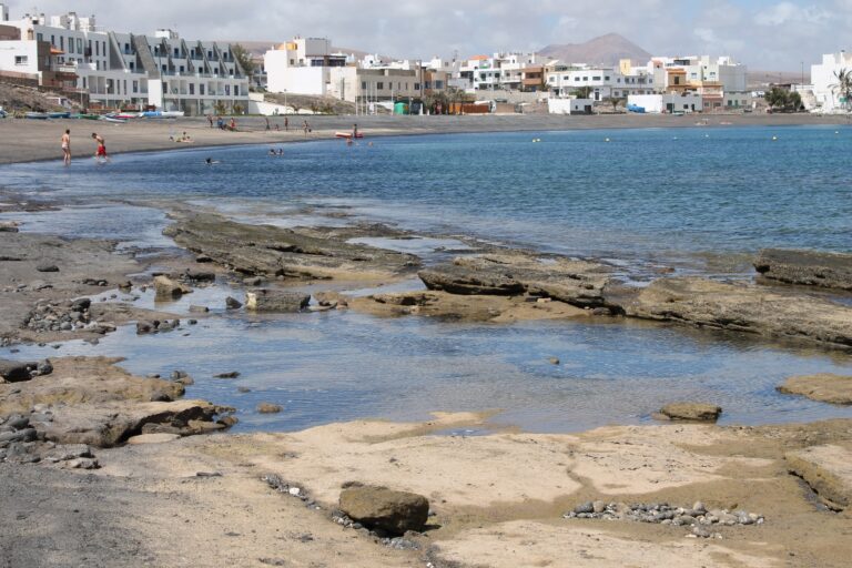 Un kitesurfista herido grave tras golpearse contra las rocas en Puerto del Rosario