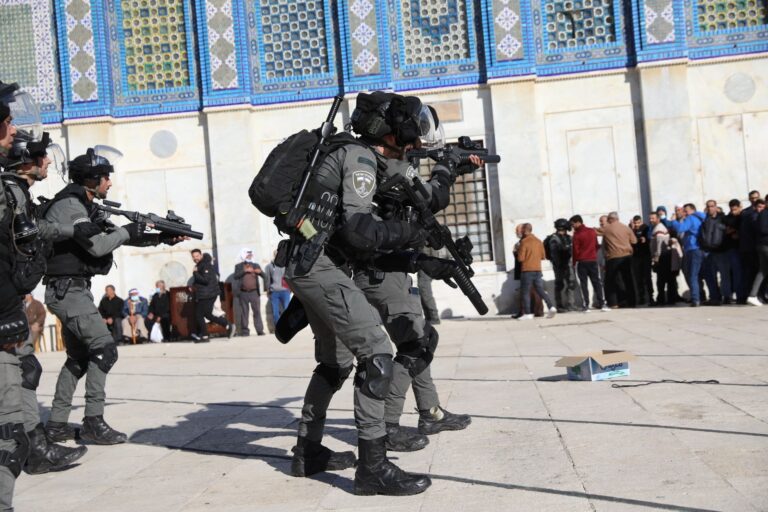 Decenas de palestinos heridos en la Explanada de las Mezquitas el último viernes de Ramadán