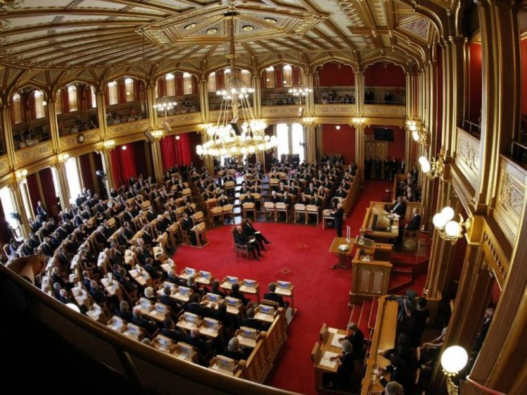 Dimite el ministro de Defensa noruego tras recibir una acusación de manipulación sexual