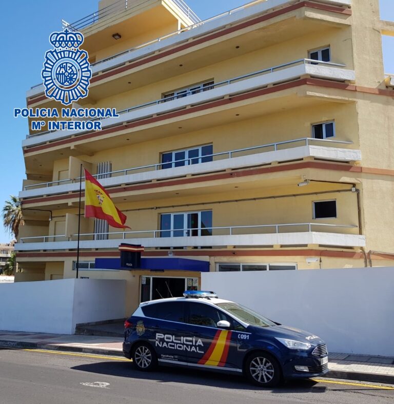 Sorprende a unos ladrones robando en la casa de sus amigos