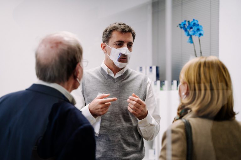 La mascarilla transparente, una solución para la comunidad sorda