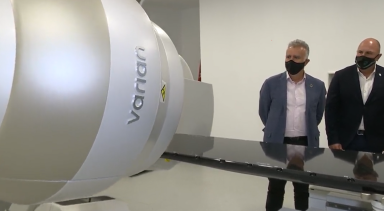 Torres visita el acelerador lineal para tratamientos de oncología radioterápica en el Hospital de Fuerteventura