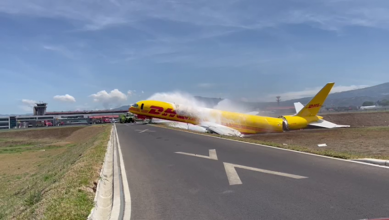 Un avión de carga se parte en dos tras aterrizar de emergencia en Costa Rica