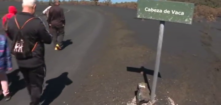Vecinos de La Palma acceden en primicia a las inmediaciones del volcán