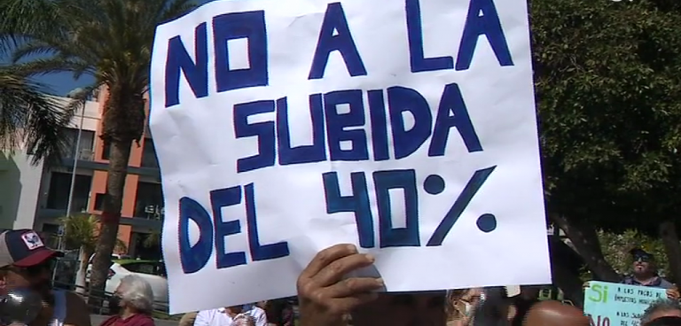 Los mercaderes de Mogán se manifiestan contra la subida de tasas de sus puestos