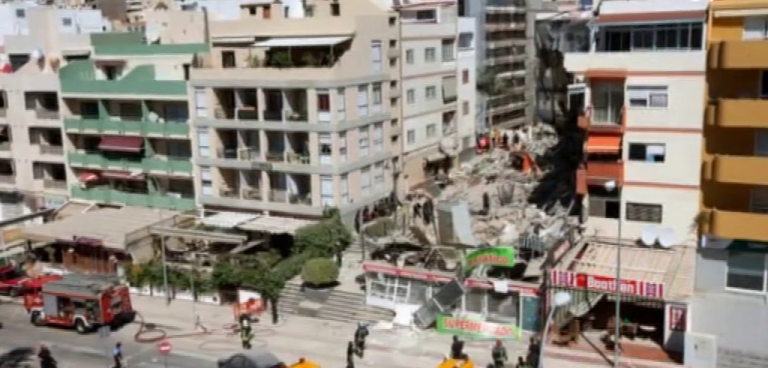 Los Cristianos rinde homenaje a los fallecidos en el derrumbe de un edificio hace seis años